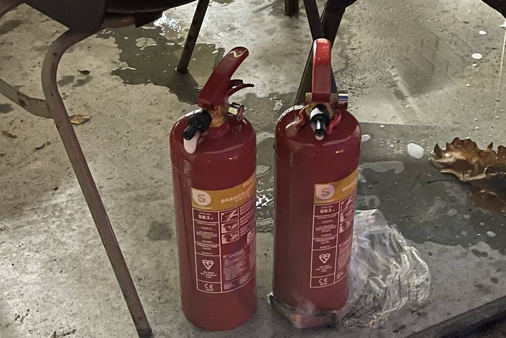 Koelkast in schuur vlam gevat