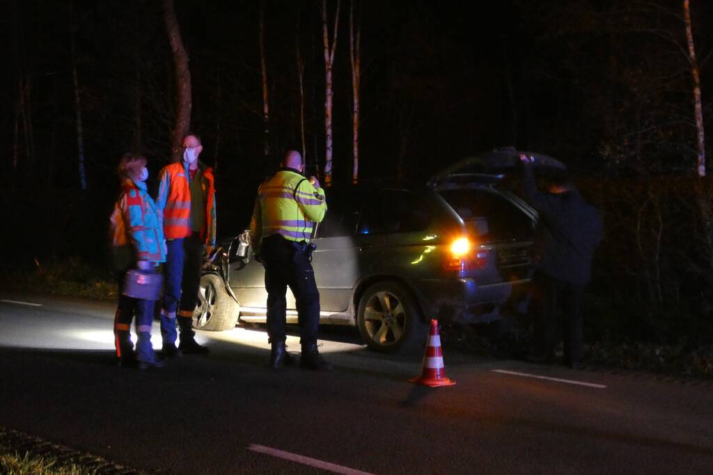 Auto botst op boom