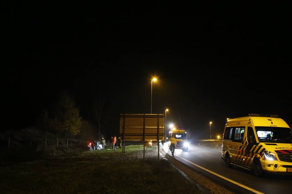Auto belandt op z'n kant in sloot