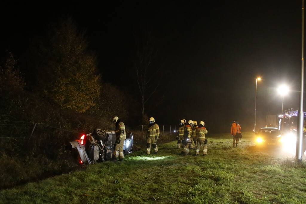 Auto belandt op z'n kant in sloot