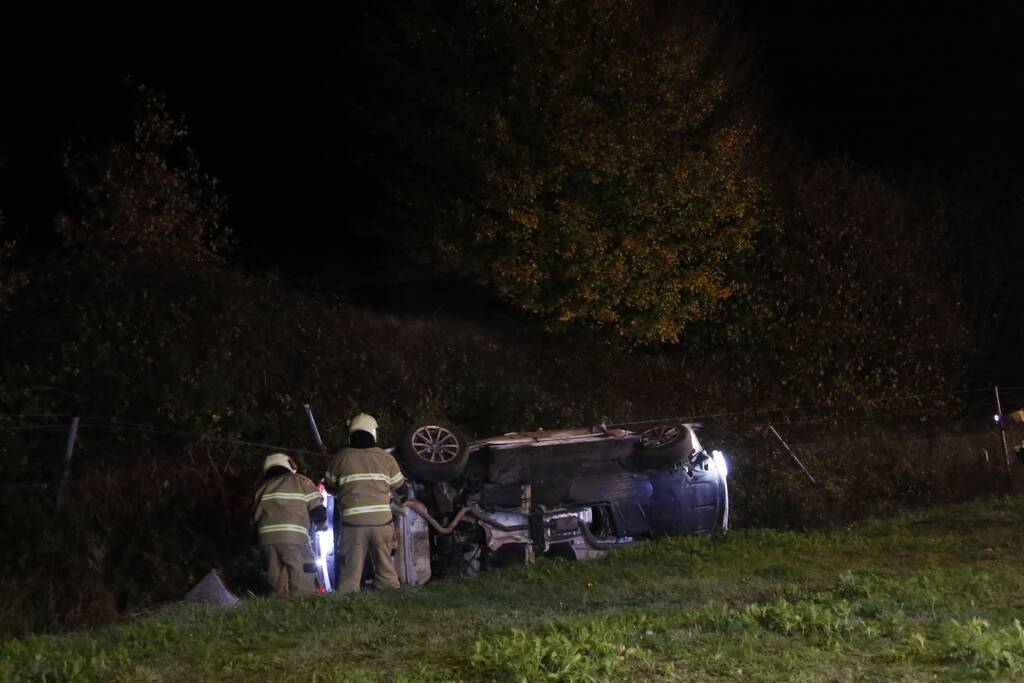 Auto belandt op z'n kant in sloot