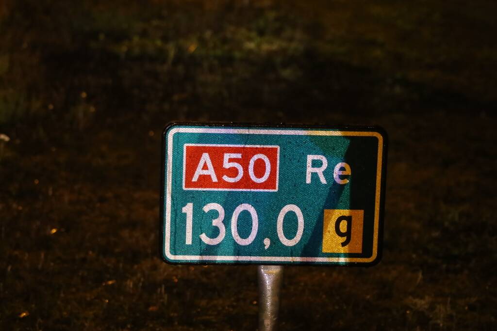 Auto belandt op z'n kant in sloot