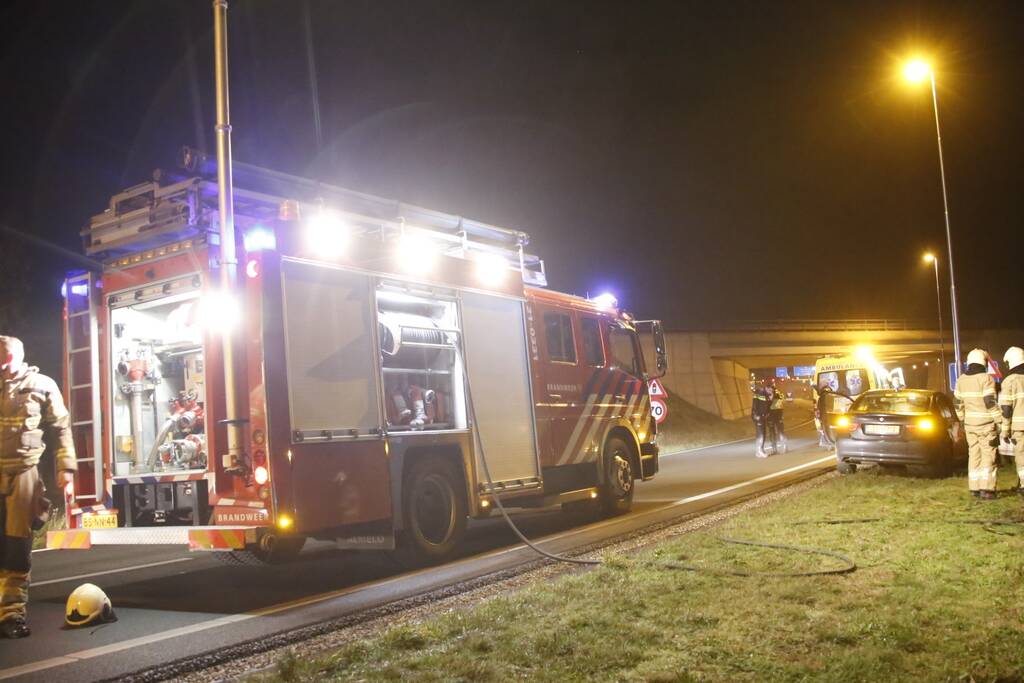 Auto belandt op z'n kant in sloot