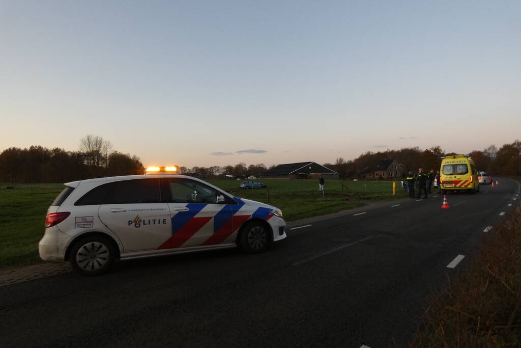 Automobilist belandt met zijn auto in weiland