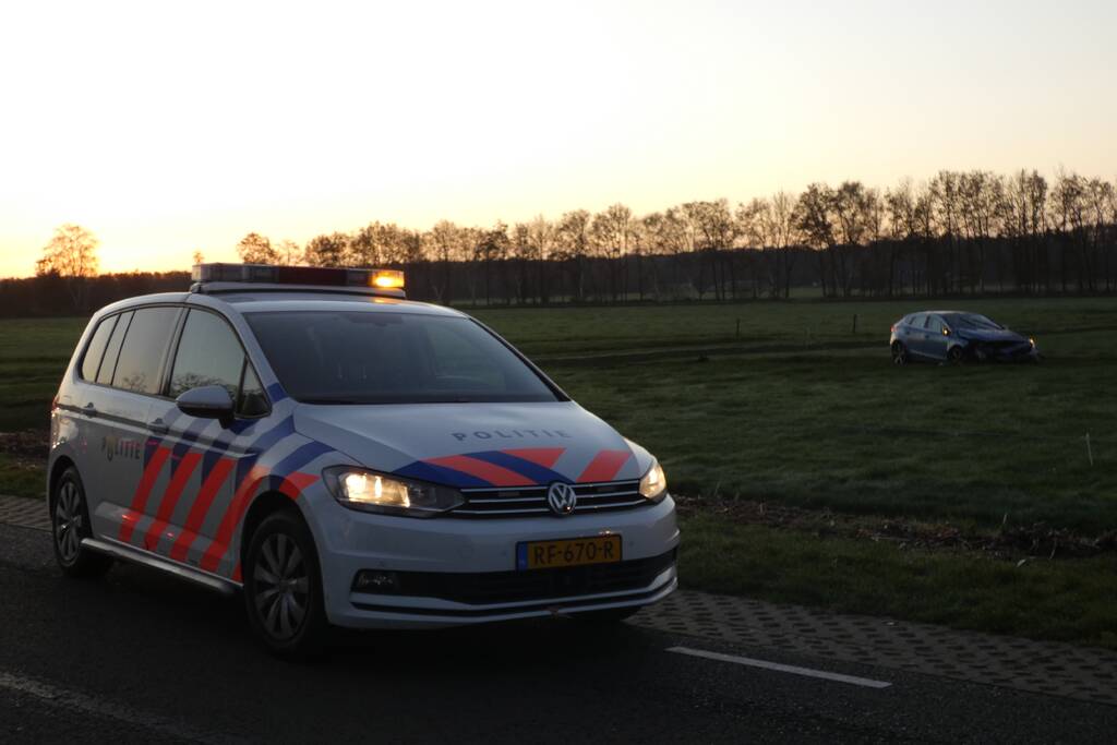 Automobilist belandt met zijn auto in weiland