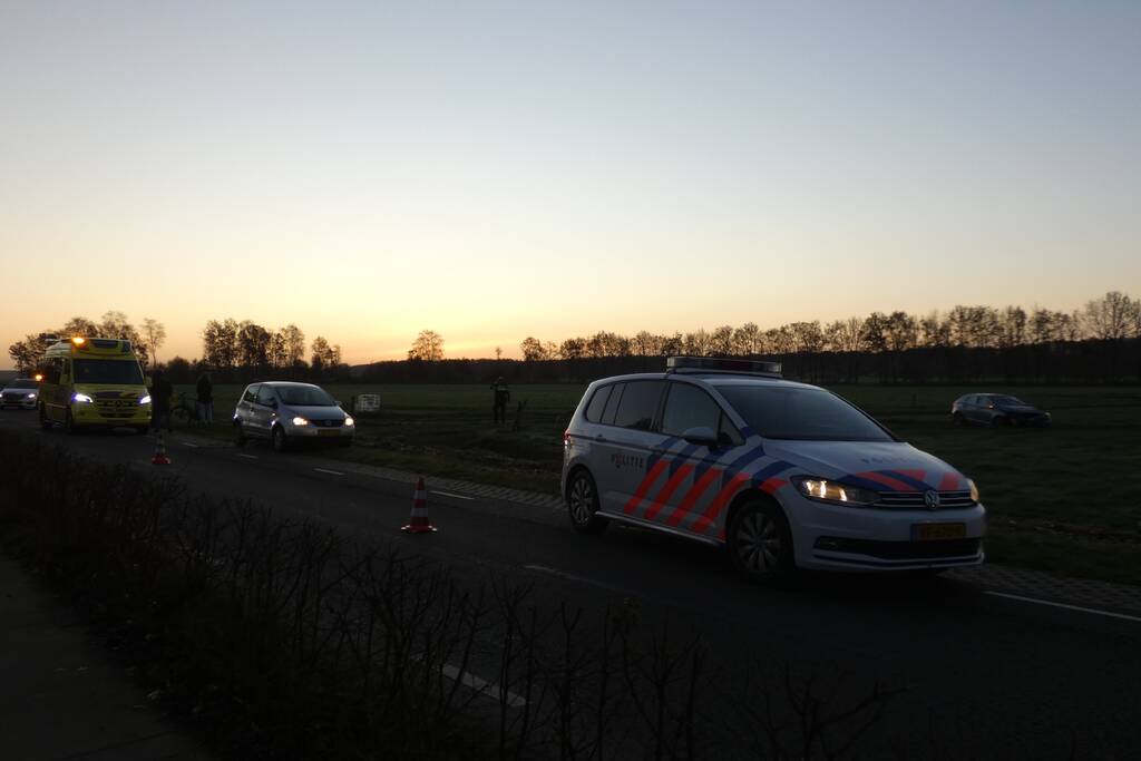 Automobilist belandt met zijn auto in weiland