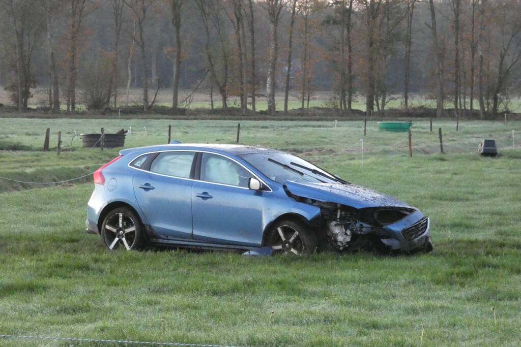 Automobilist belandt met zijn auto in weiland