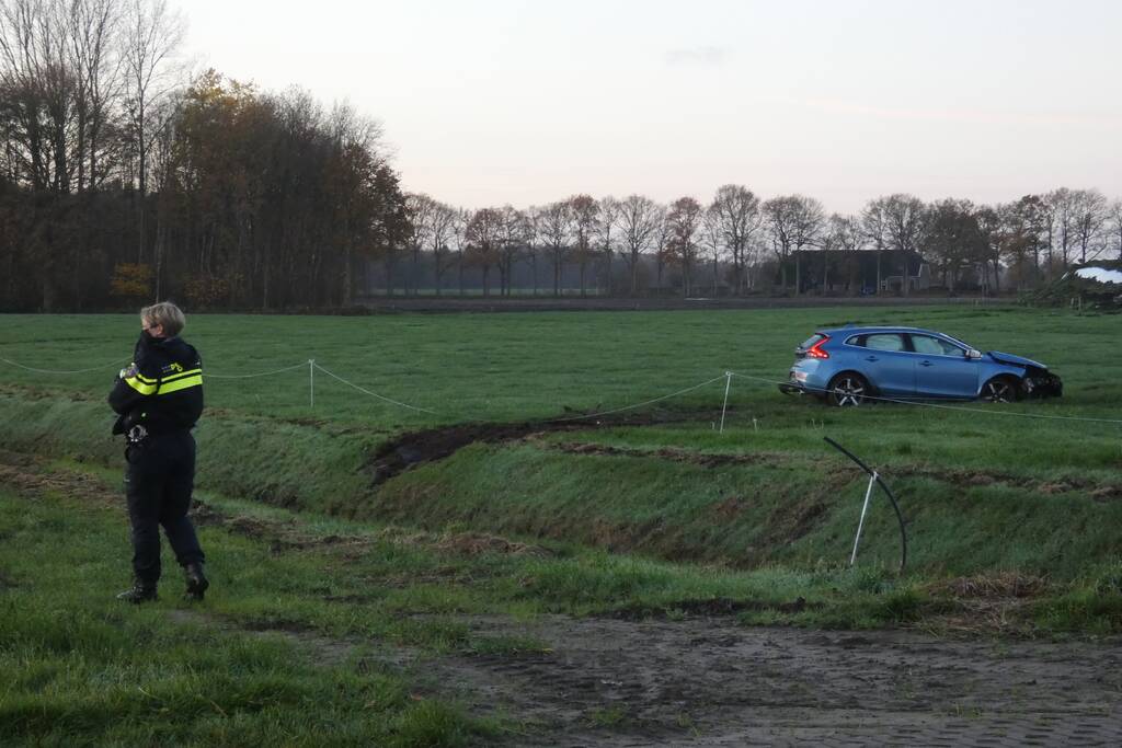 Automobilist belandt met zijn auto in weiland