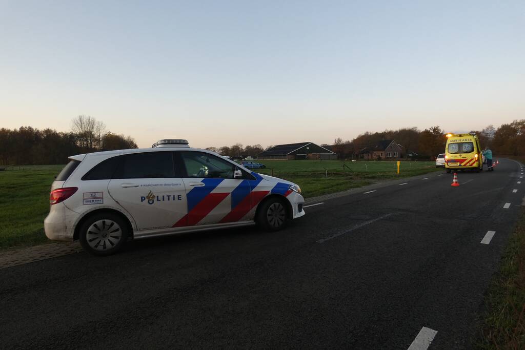 Automobilist belandt met zijn auto in weiland