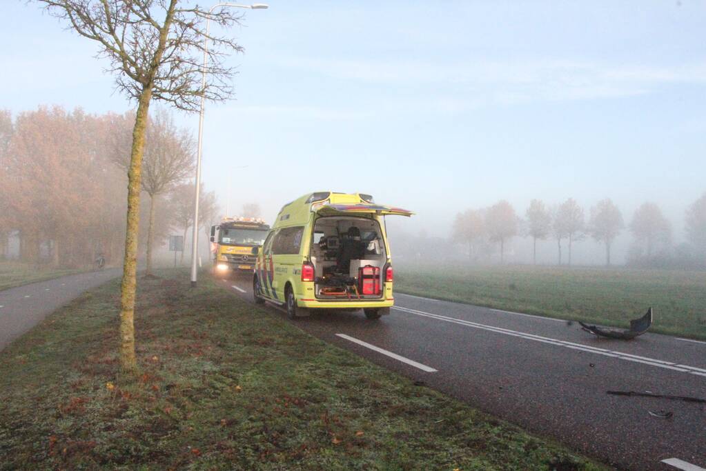 Twee auto's botsen frontaal op elkaar