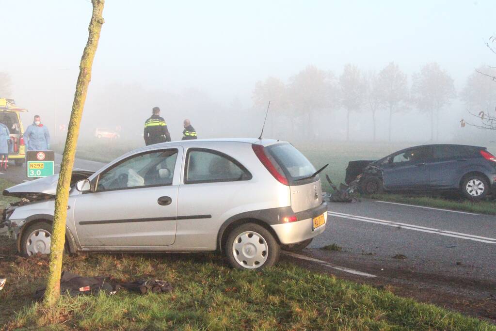 Twee auto's botsen frontaal op elkaar