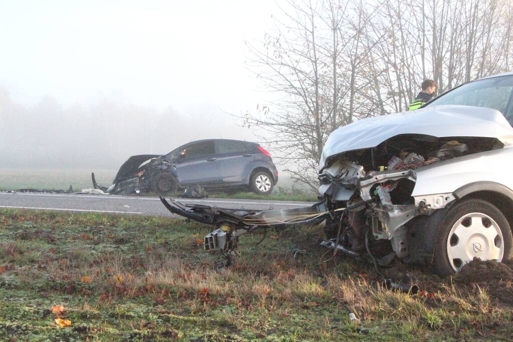 Twee auto's botsen frontaal op elkaar