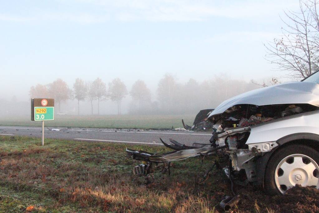 Twee auto's botsen frontaal op elkaar