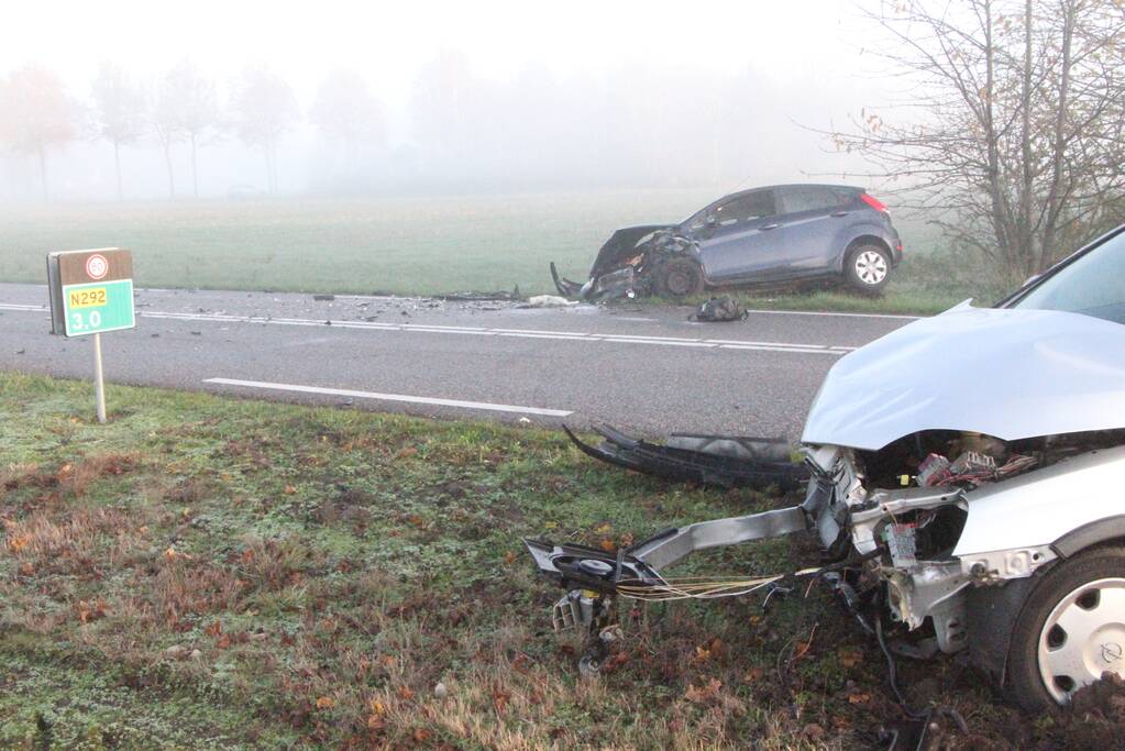 Twee auto's botsen frontaal op elkaar