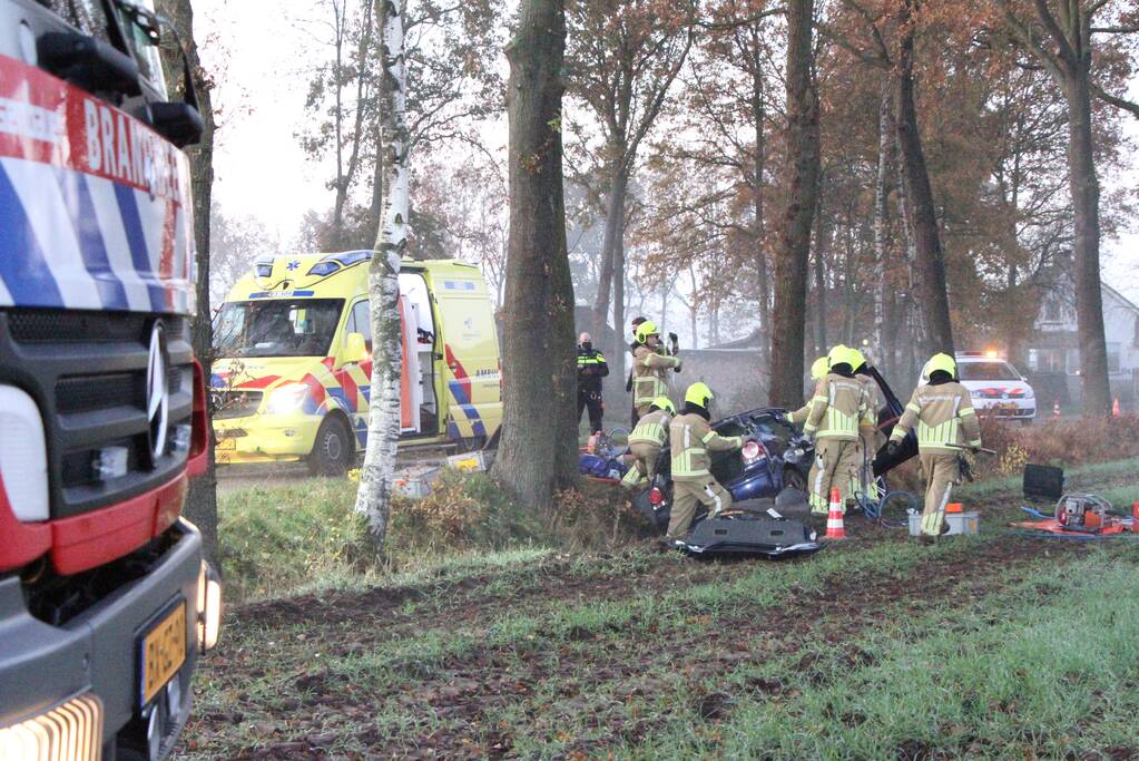 Auto vliegt uit de bocht en belandt in greppel