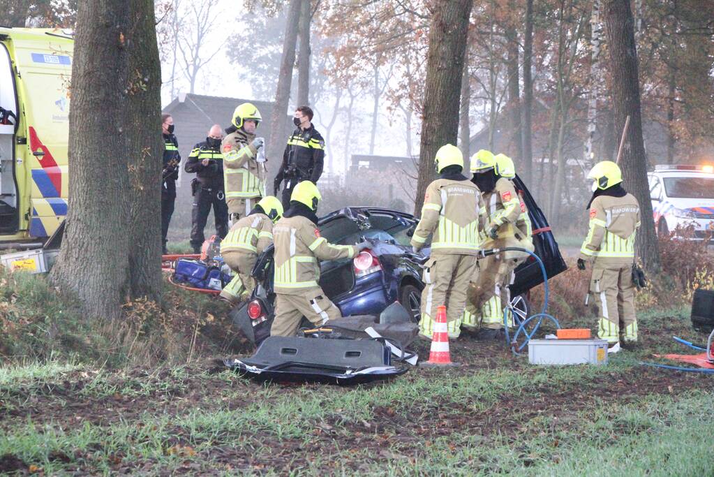 Auto vliegt uit de bocht en belandt in greppel