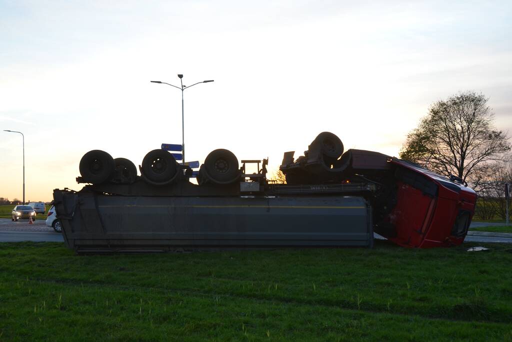 Vrachtwagen belandt op zijn kop in berm