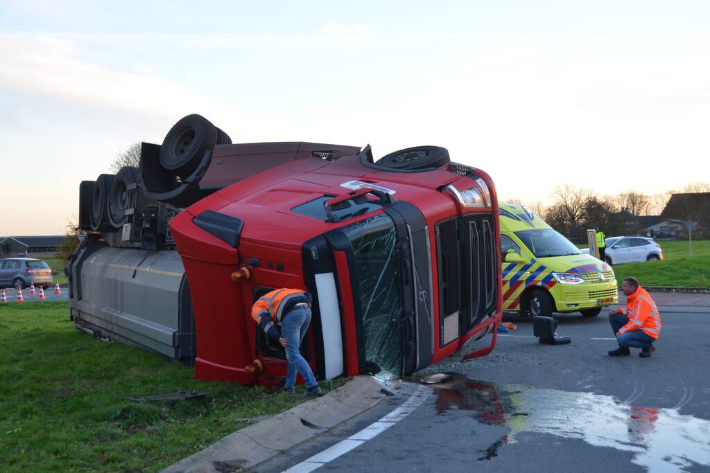Vrachtwagen belandt op zijn kop in berm