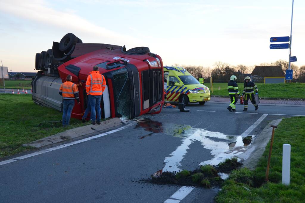 Vrachtwagen belandt op zijn kop in berm