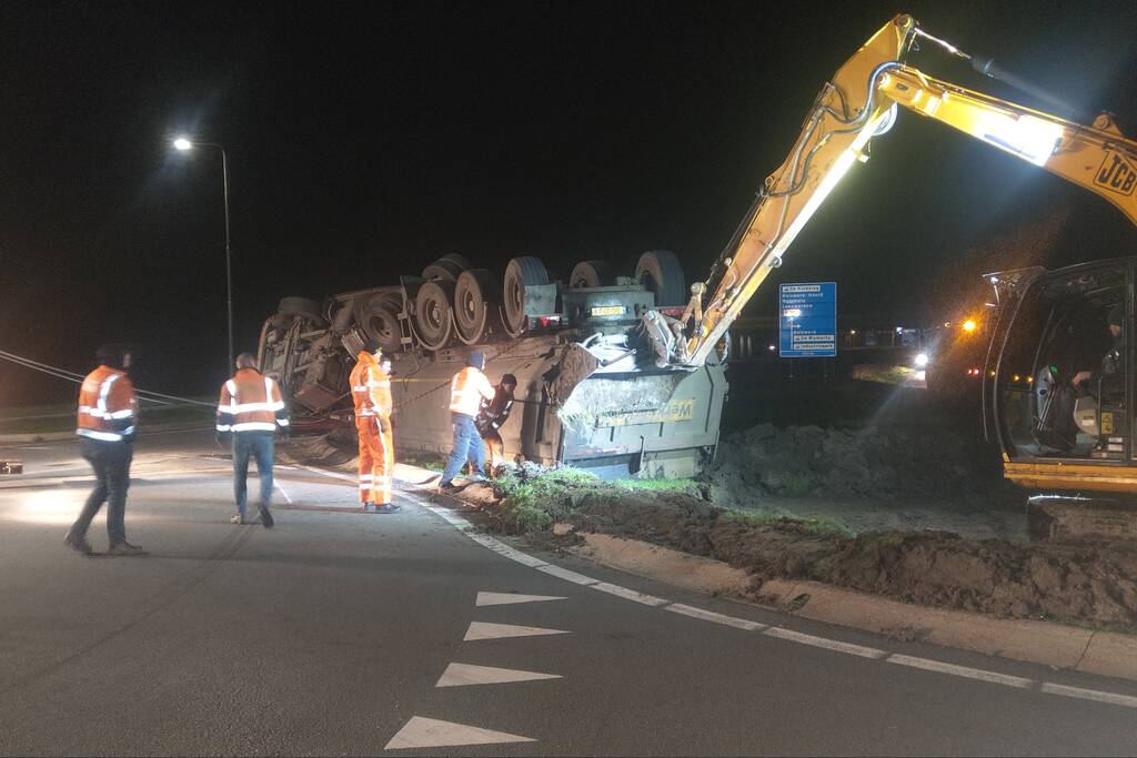 Vrachtwagen belandt op zijn kop in berm