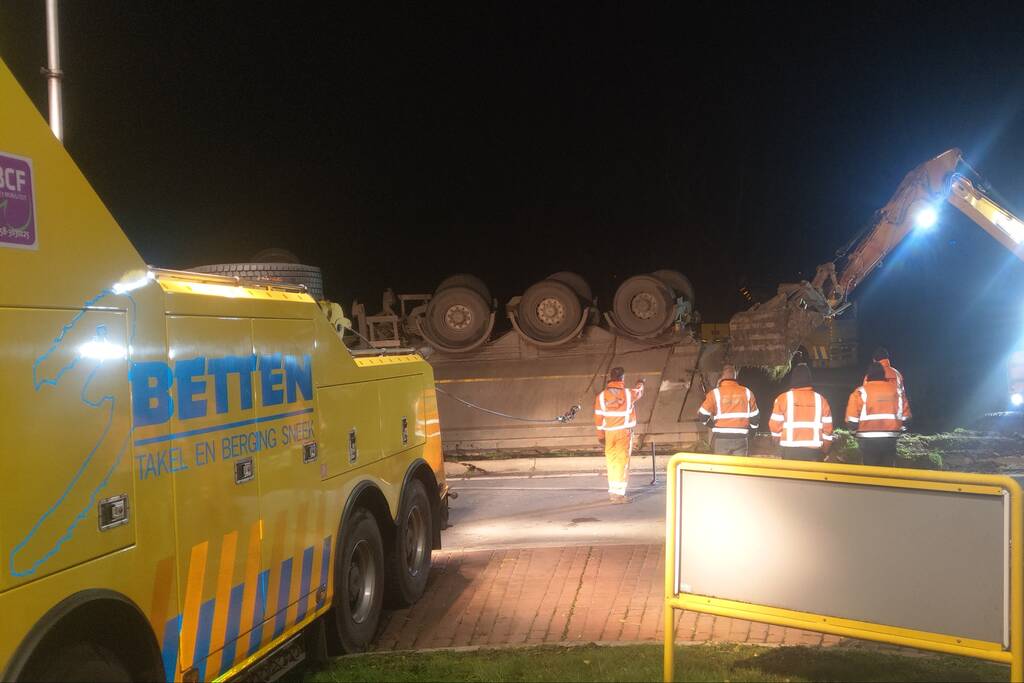 Vrachtwagen belandt op zijn kop in berm