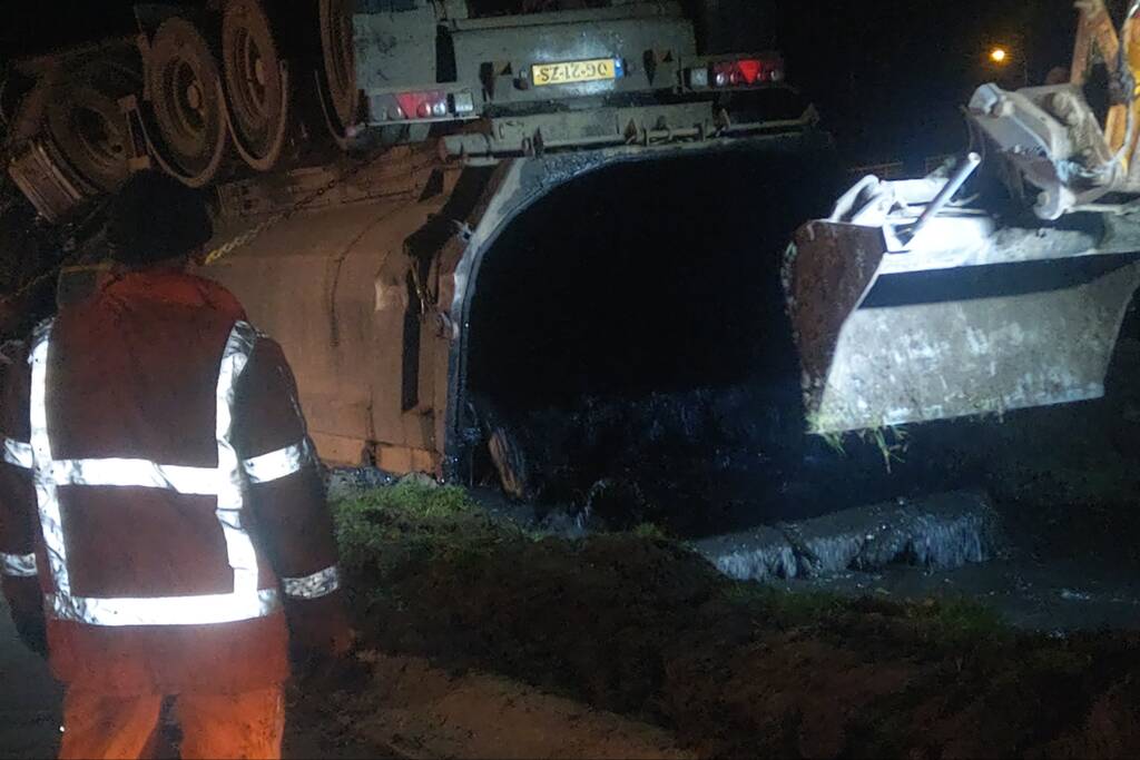 Vrachtwagen belandt op zijn kop in berm