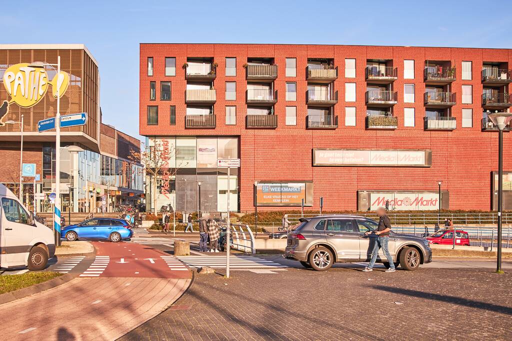 Scooterrijdster aangereden op rotonde bij Eemplein