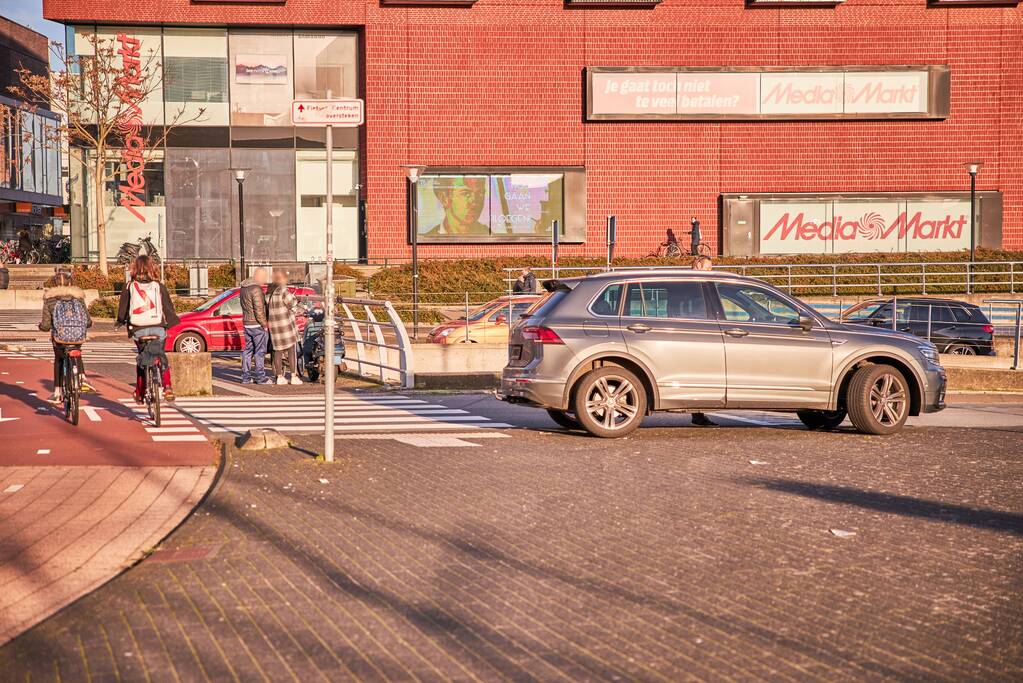 Scooterrijdster aangereden op rotonde bij Eemplein