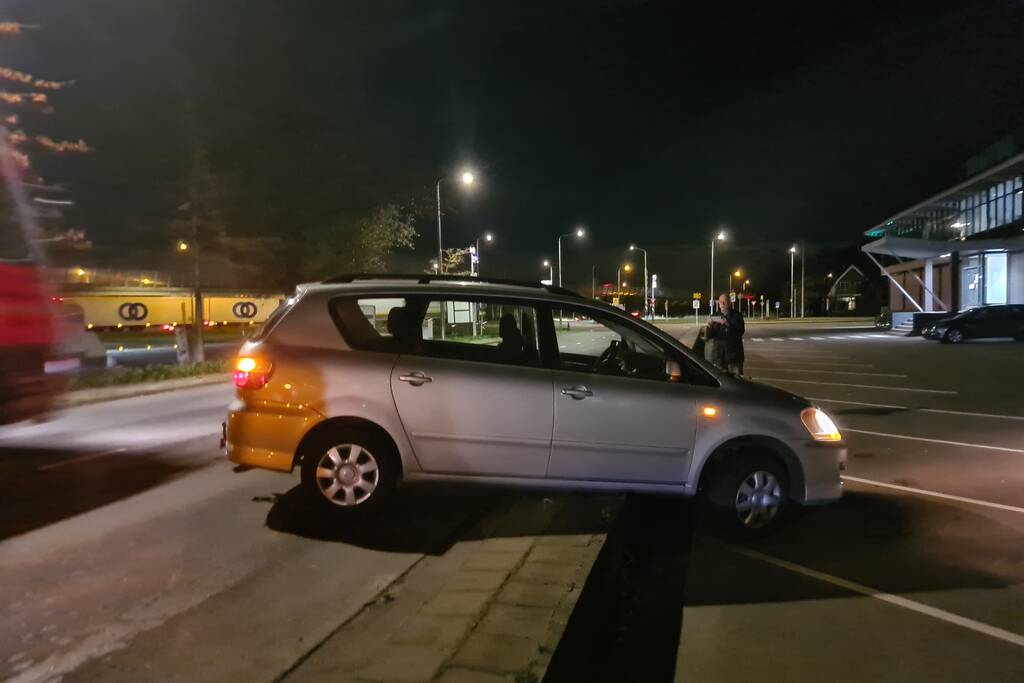 Automobilist komt vast te zitten bij keeractie