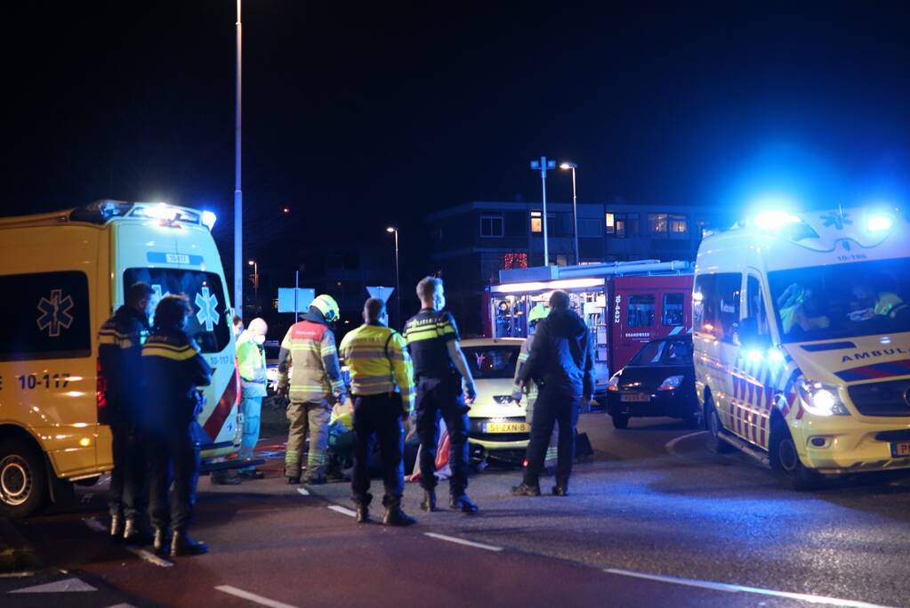 Fietser bekneld onder auto