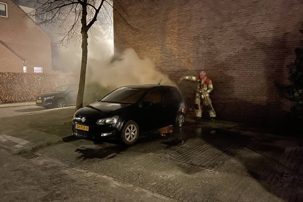 Schade na brand in twee auto's