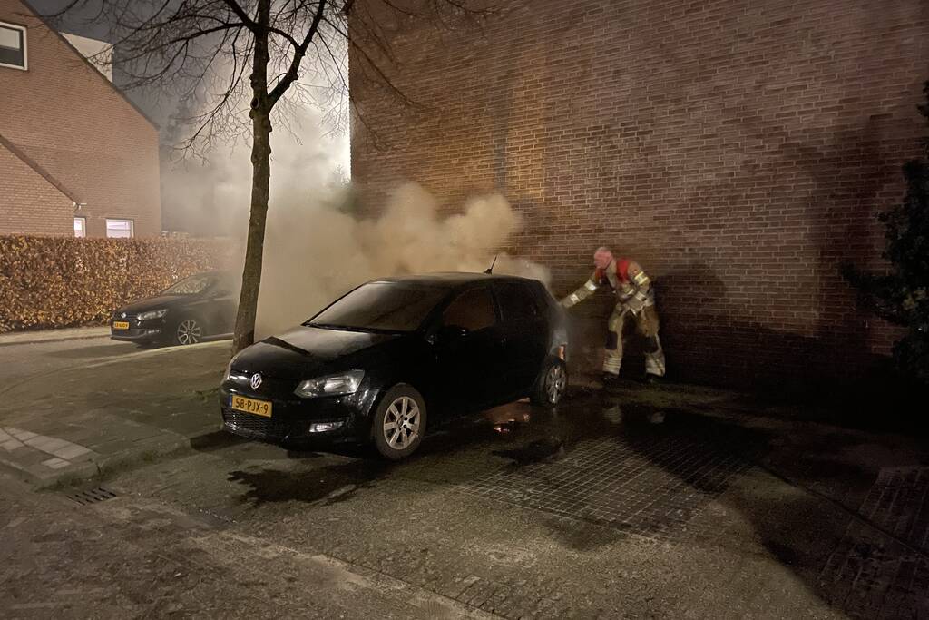 Schade na brand in twee auto's