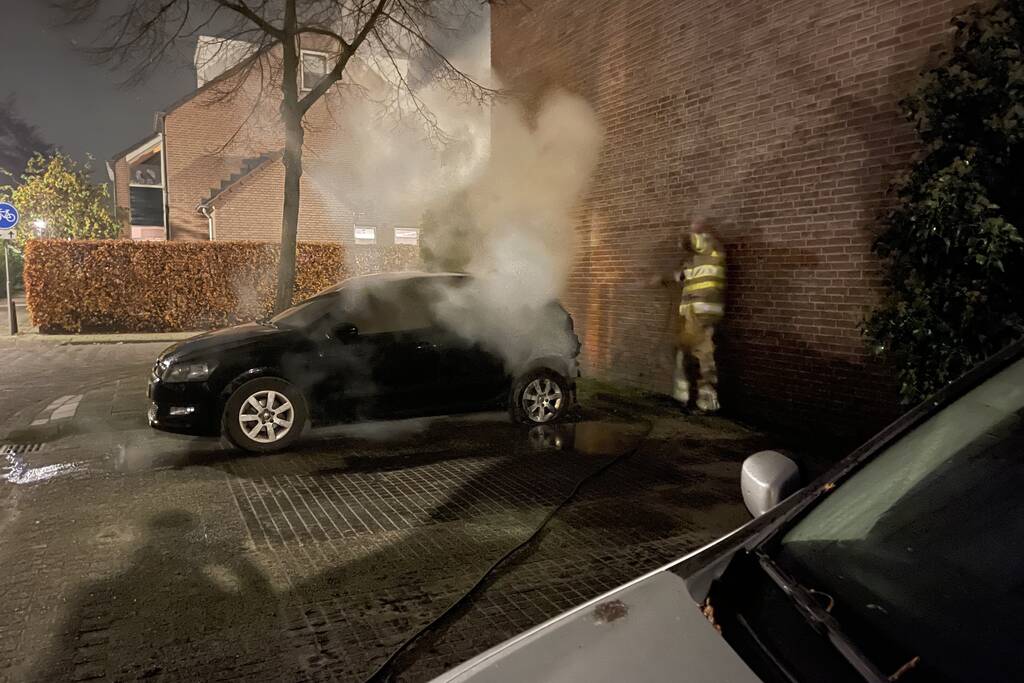 Schade na brand in twee auto's
