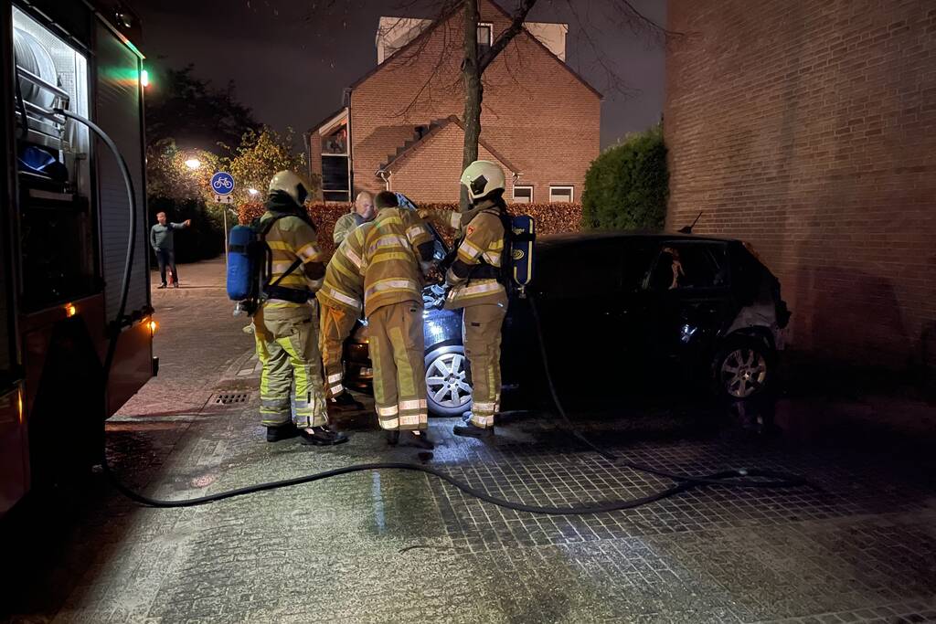 Schade na brand in twee auto's