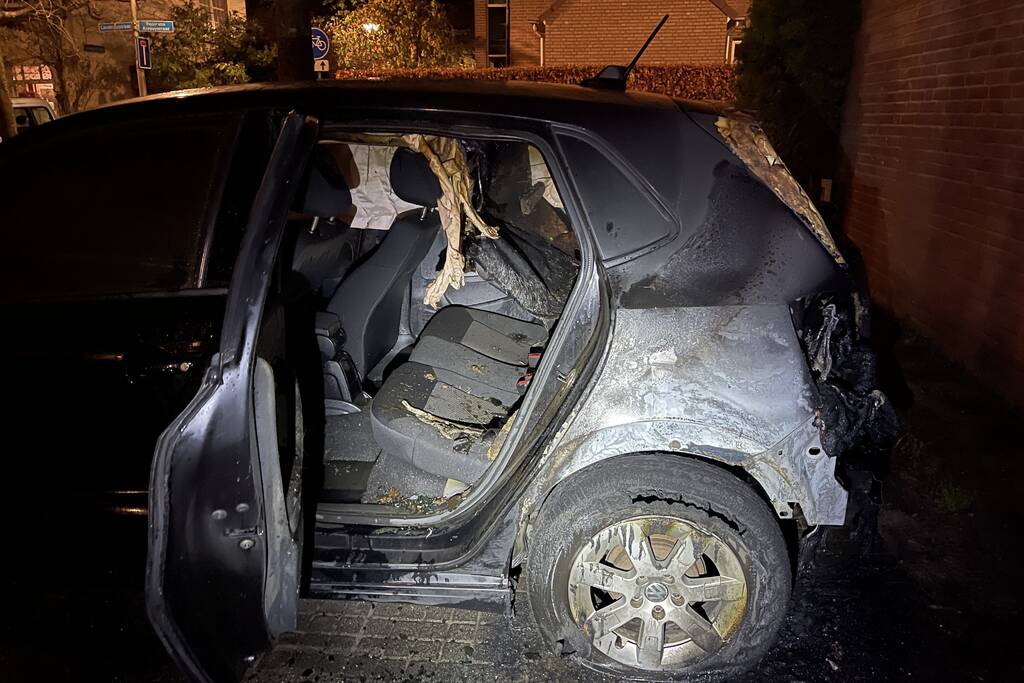 Schade na brand in twee auto's