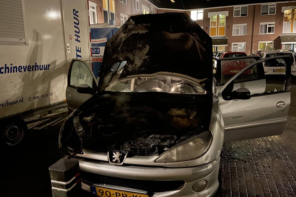 Schade na brand in twee auto's