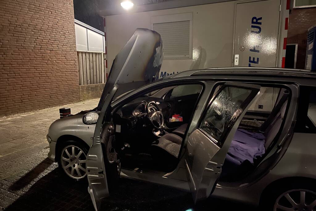 Schade na brand in twee auto's