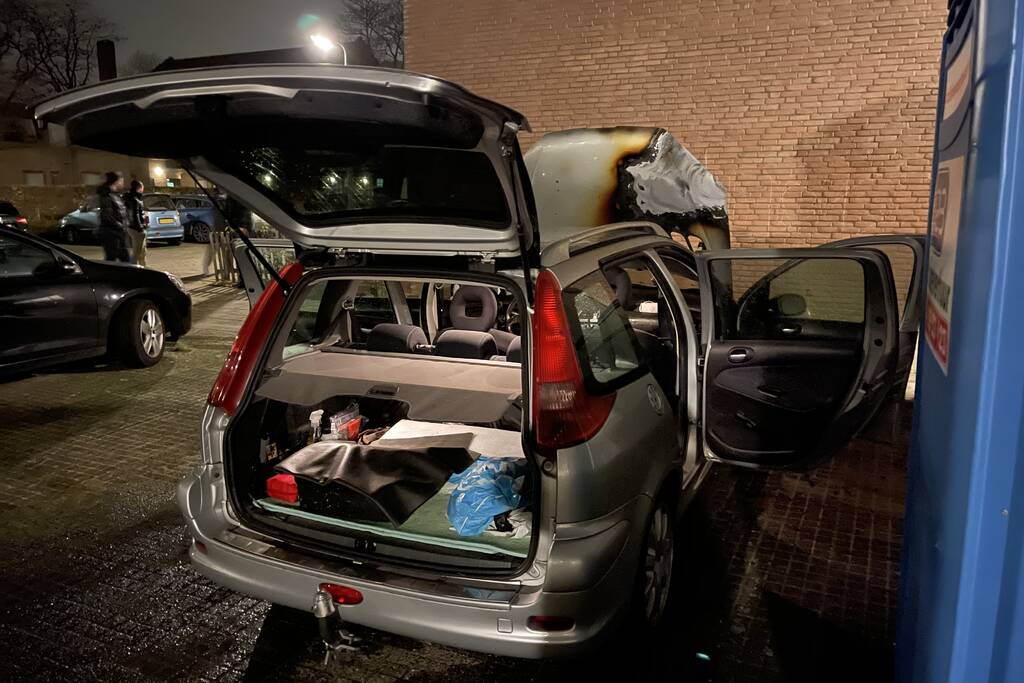 Schade na brand in twee auto's