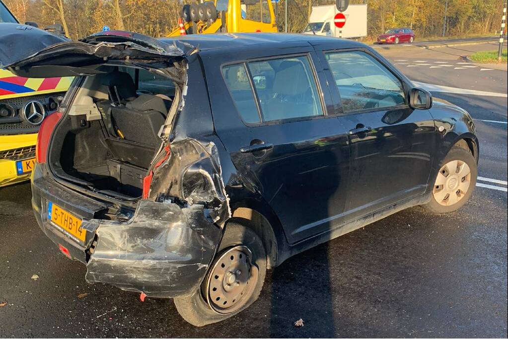 Vrachtwagen knalt achterop personenwagen