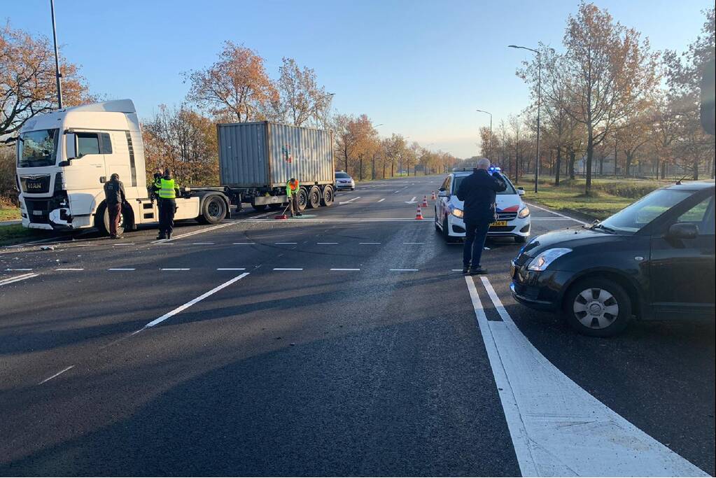 Vrachtwagen knalt achterop personenwagen