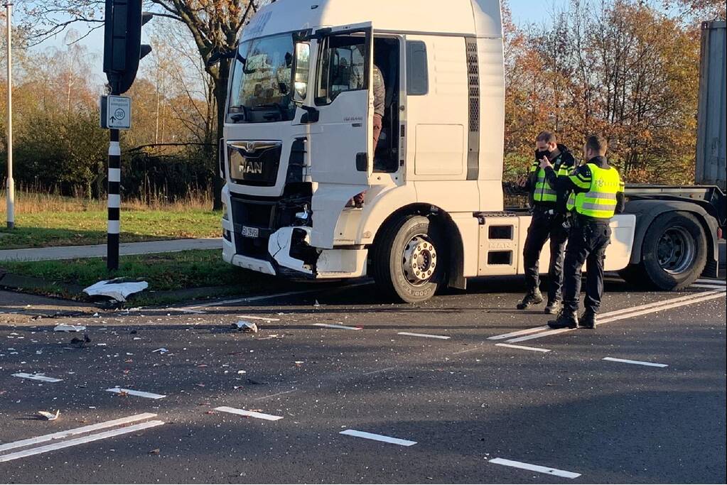 Vrachtwagen knalt achterop personenwagen