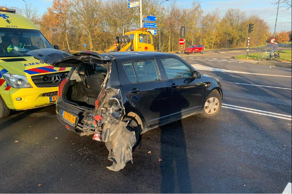 Vrachtwagen knalt achterop personenwagen
