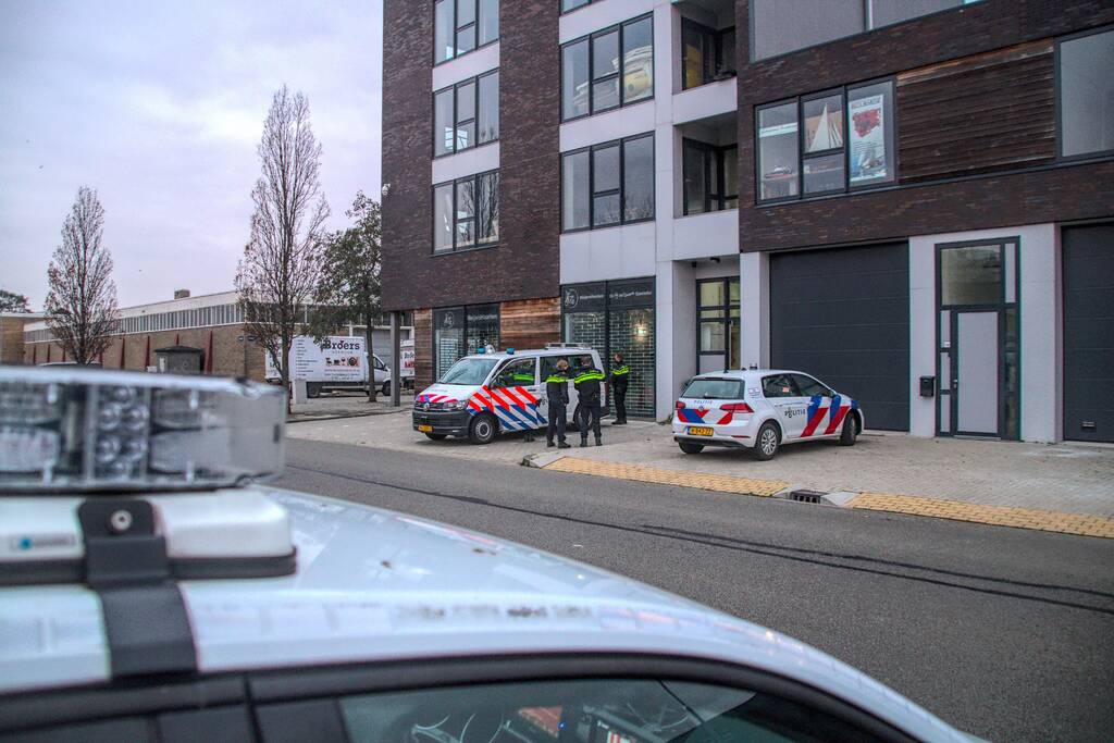 Agenten doen inval in bedrijfspand Waarderpolder