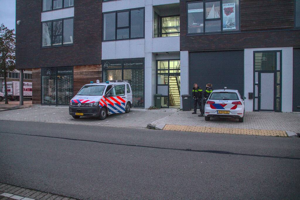 Agenten doen inval in bedrijfspand Waarderpolder