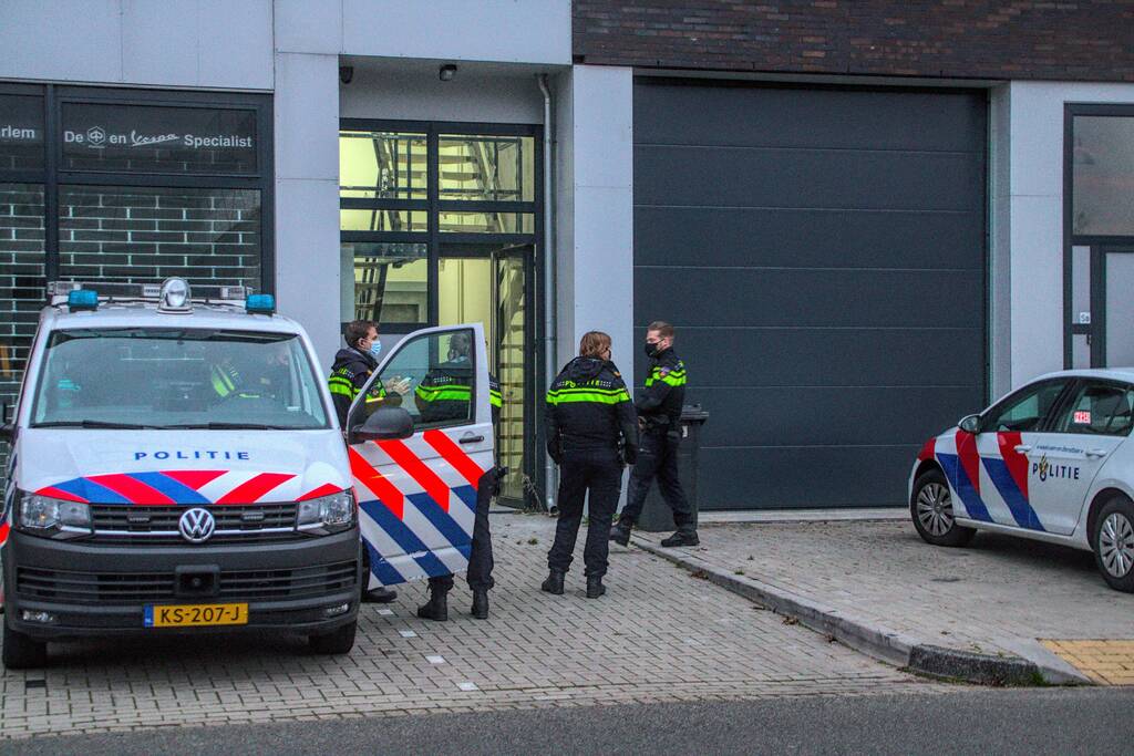 Agenten doen inval in bedrijfspand Waarderpolder