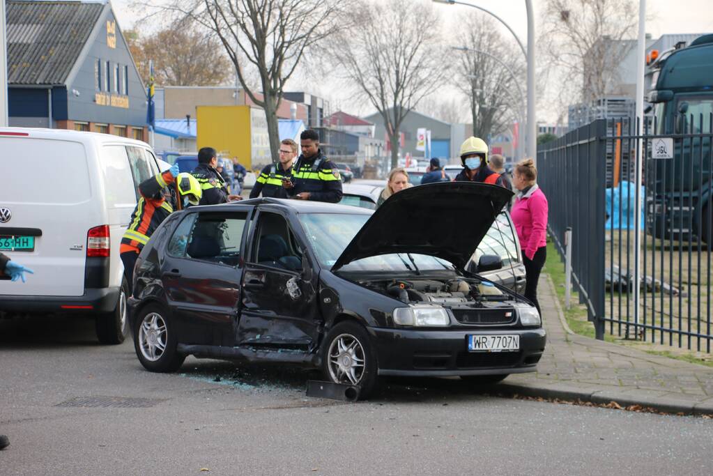 Personenauto heeft veel schade na botsing met bestelbus