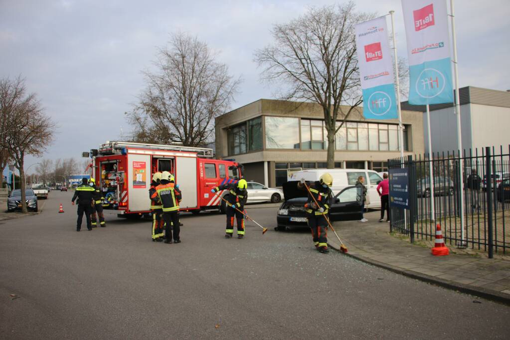 Personenauto heeft veel schade na botsing met bestelbus