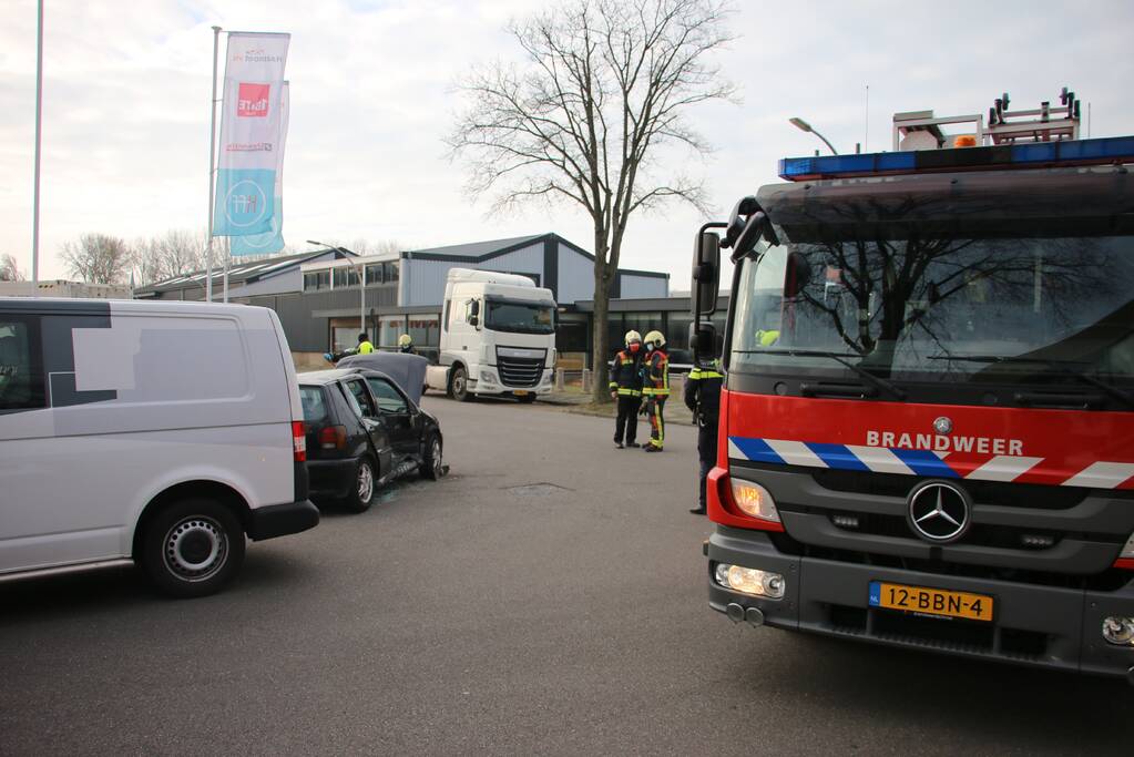 Personenauto heeft veel schade na botsing met bestelbus