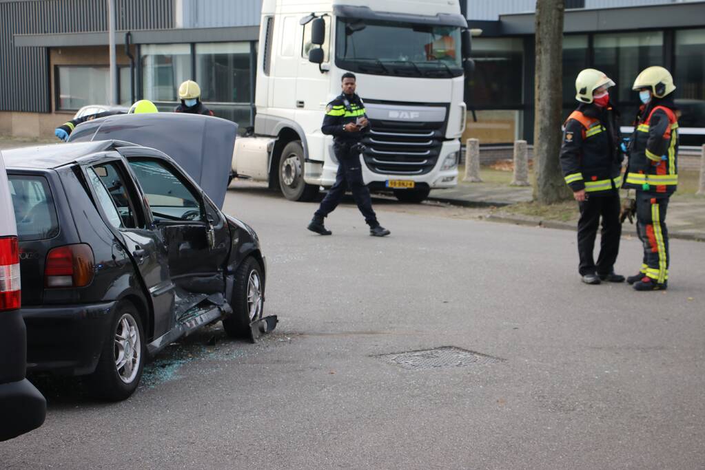 Personenauto heeft veel schade na botsing met bestelbus