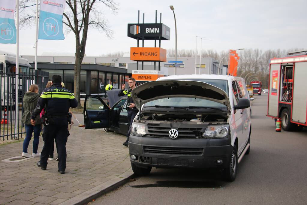 Personenauto heeft veel schade na botsing met bestelbus